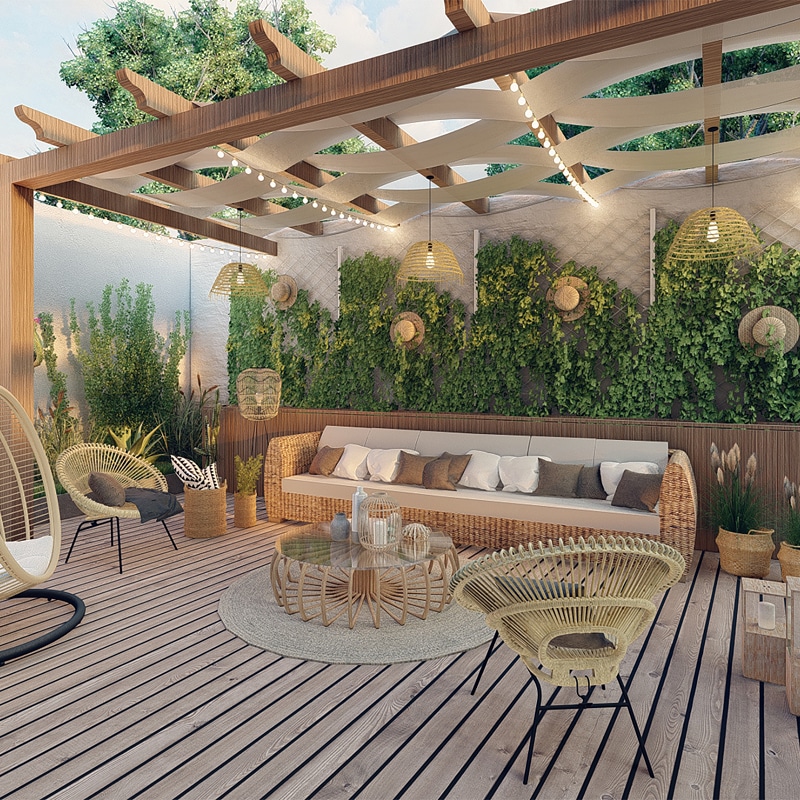 Terrasse style bohème avec pergola bois, salon de jardin en rotin, plantes vertes grimpantes, lumières et deck bois.
